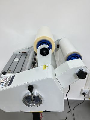 良い価格 豪華型硬い箱のための超低霧度と92%PCR含有度のあるエコ循環型高透明度BOPP放出コーティングシステム オンライン